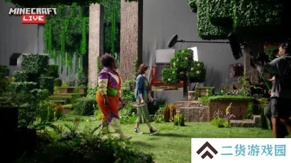 我的世界真人电影片场曝光方头蜜蜂与巨型大方剑亮相开启2025大银幕冒险